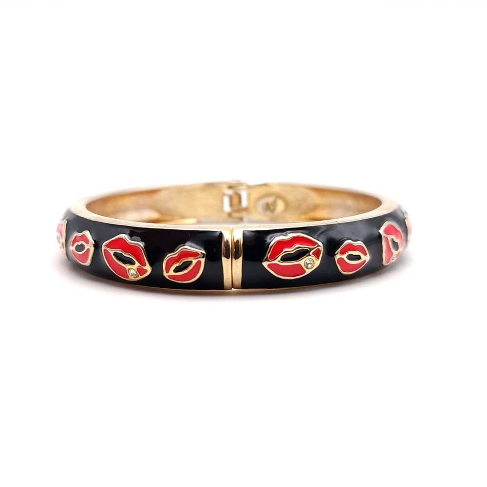 Betsey Johnson First Date Black Enamel Red Lips Hinged Bangle Bracelet 7.5in - Picture 3 of 6